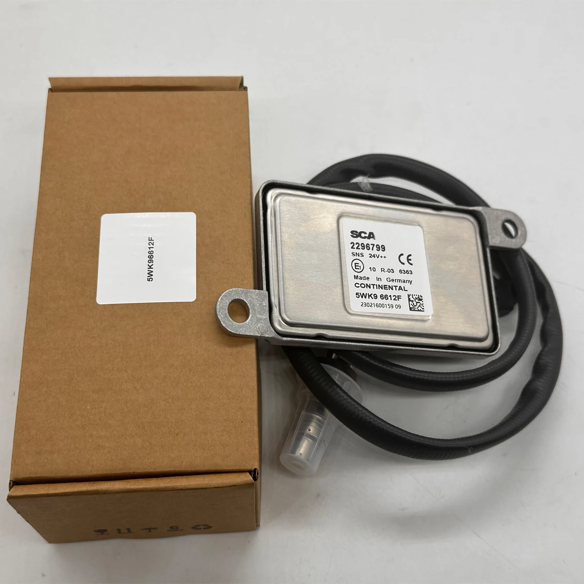 5WK96612F Nitrogen Oxygen NOX Sensor 24V For Scania Engine Spare Parts 2296799 2020691 1872080 2247379 5WK96 Made in Germany
5WK96612F Nitrogen Oxygen NOX Sensor 24V For Scania Engine Spare Parts 2296799 2020691 1872080 2247379 5WK96 Made in Germany