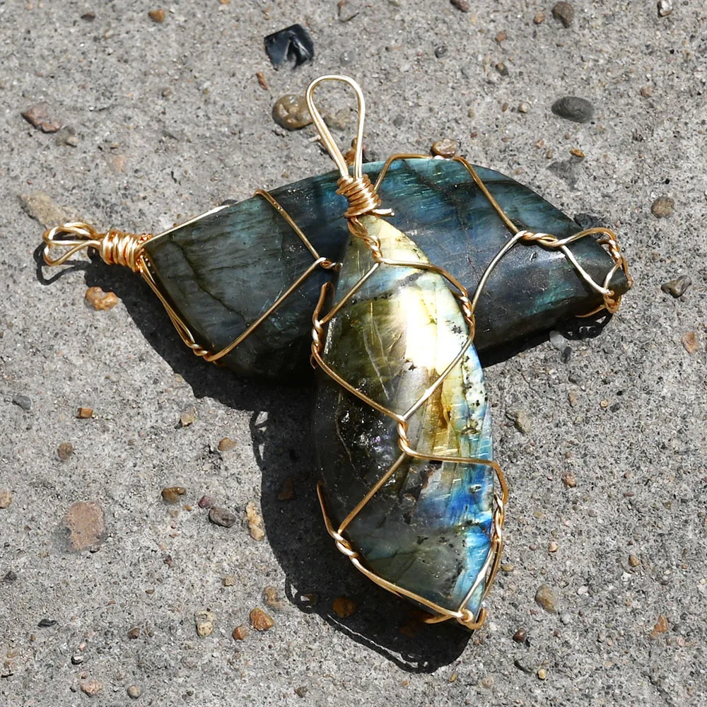 

Natural Irregular Ores Rough Labradorite Pendant Necklace for Men Women Handmade Winding Moonstone Necklace Reiki Jewelry Gift