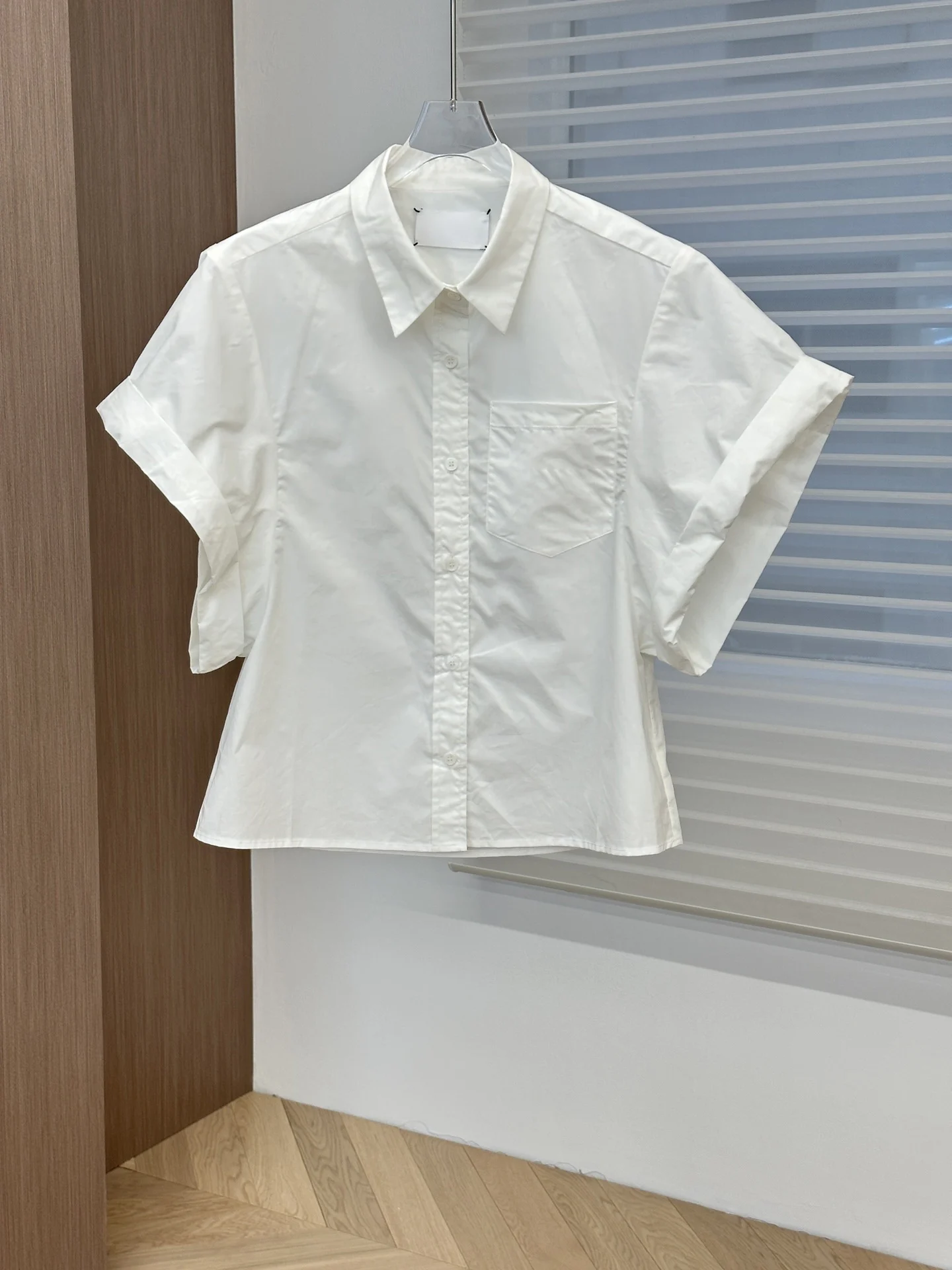 2023 Design sense short-sleeve shirt wide sleeve waist design suddenly not ordinary white simple clean
2023 Design sense short-sleeve shirt wide sleeve waist design suddenly not ordinary white simple clean