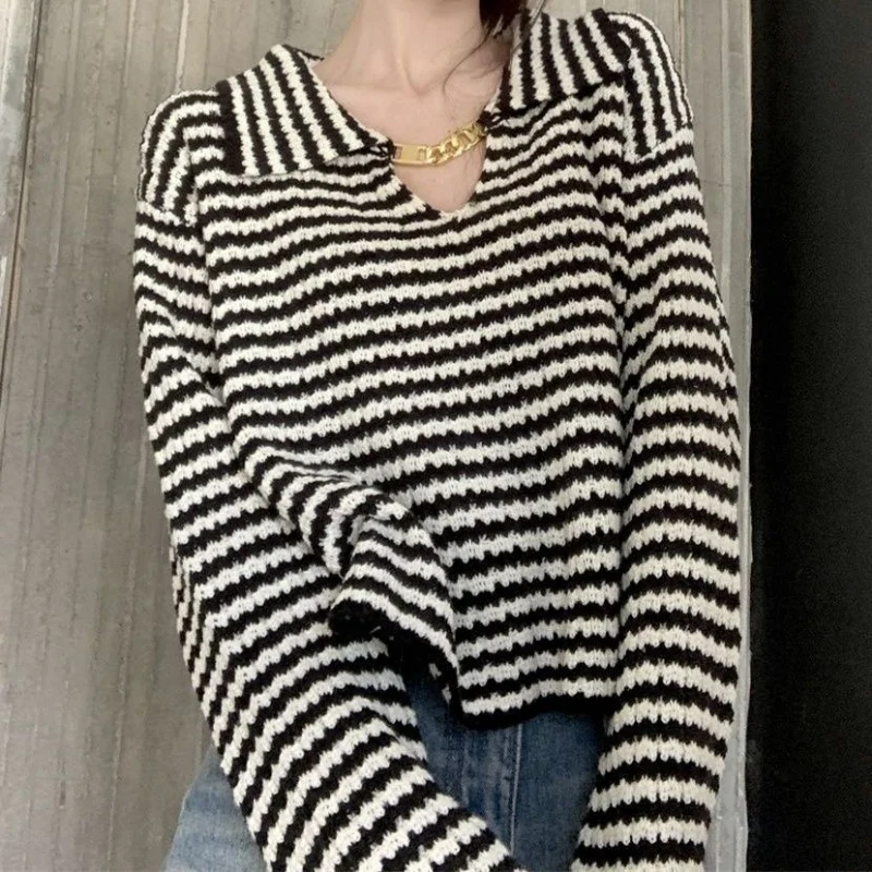 French Hepburn Style Lapel Striped Sweater Women's Autumn 2023 New Color Matching Unique Polo Neck Metal Striped Loose Knit Top
French Hepburn Style Lapel Striped Sweater Women's Autumn 2023 New Color Matching Unique Polo Neck Metal Striped Loose Knit Top