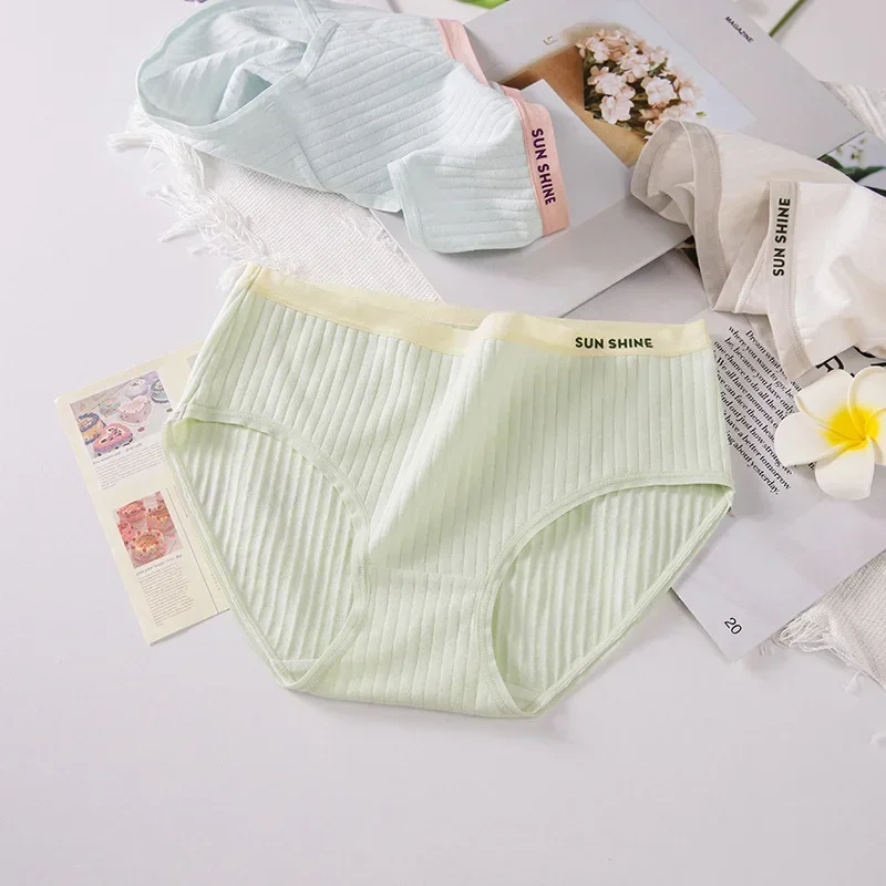 Underwear women soft and comfortable cotton crotch antibacterial girl mid-waist color waist letter printed bag buttocks
Underwear women soft and comfortable cotton crotch antibacterial girl mid-waist color waist letter printed bag buttocks