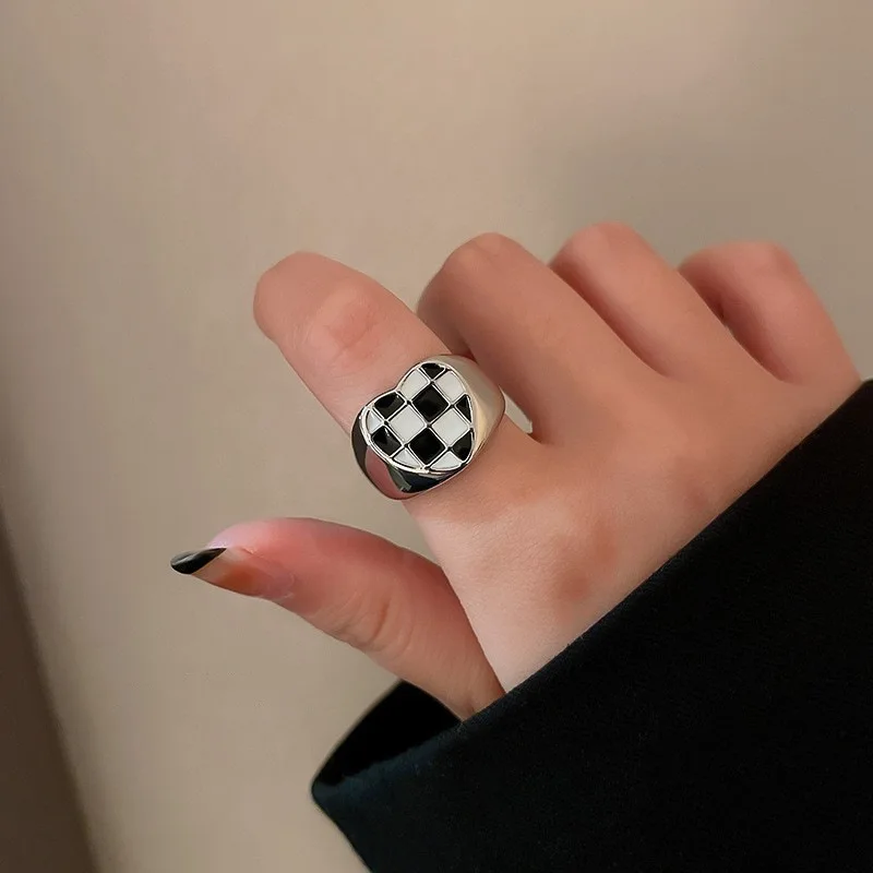 Simple Plaid Ring Women's Retro Fashion Tassel Chain Black-White Checkerboard Grid Ring
Simple Plaid Ring Women's Retro Fashion Tassel Chain Black-White Checkerboard Grid Ring