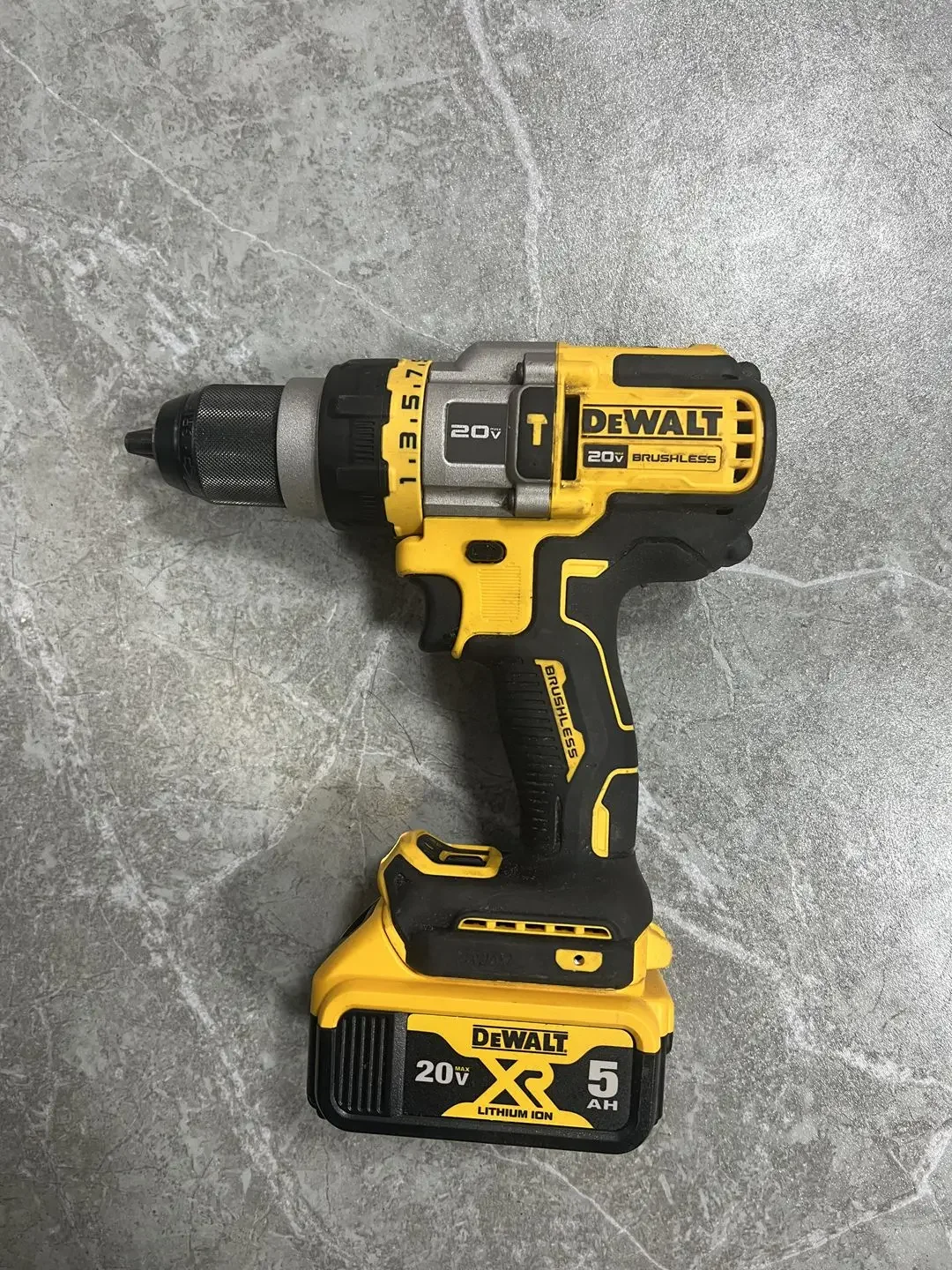 

DEWALT DCD999B 20V 1/2” BRUSHLESS 3 SPEED HAMMER DRILL W/FLEXVOLT ADVANTAGE 5.0AH battery second-hand