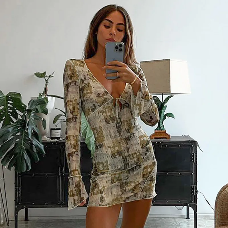 European And American New Flower Print Women's Sexy Deep V Spliced Lace Up Long Sleeve Ruffle Edge Wrapped Hip Dress 
European And American New Flower Print Women's Sexy Deep V Spliced Lace Up Long Sleeve Ruffle Edge Wrapped Hip Dress
