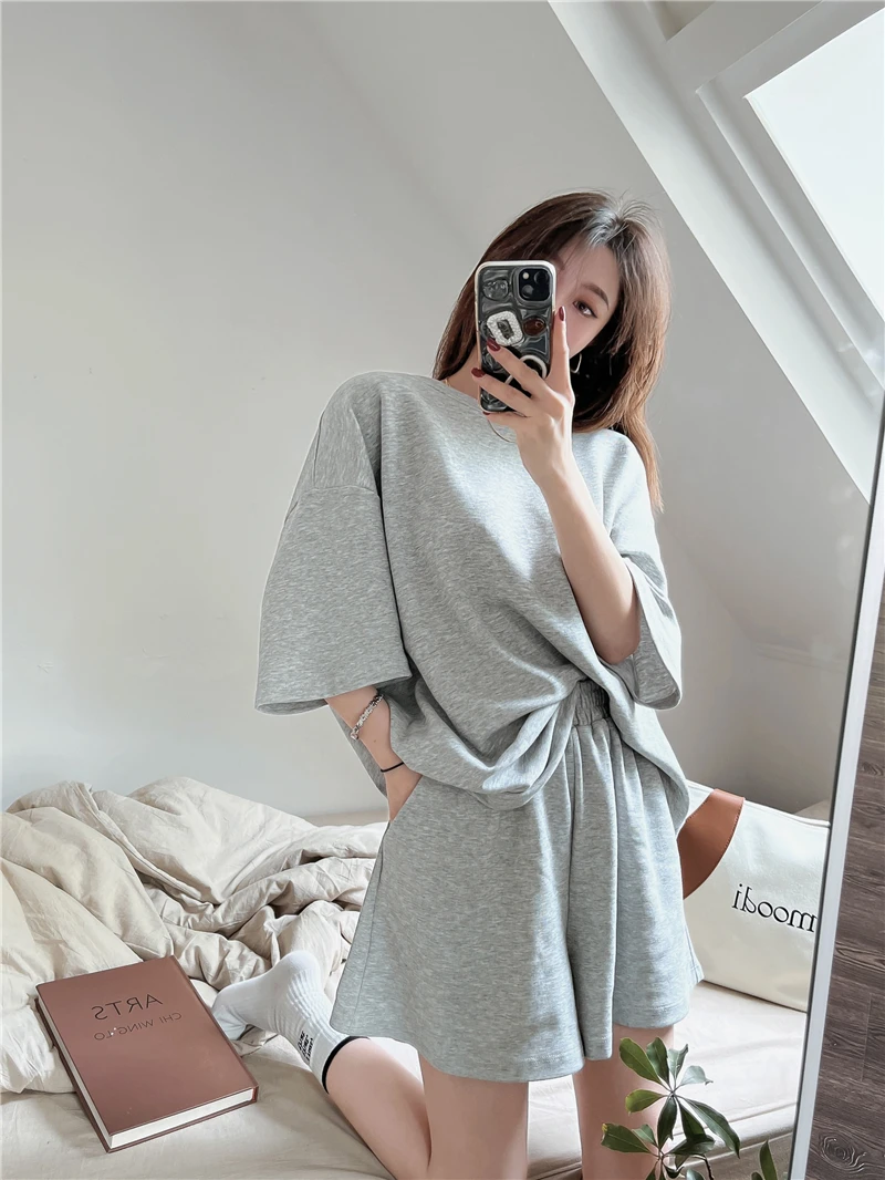 Summer Woman Clothes Set Short Sleeve Round Collar Loose T-shirt Elastic Waist Cotton Shorts Twinset Casual Female Pants Suits
Summer Woman Clothes Set Short Sleeve Round Collar Loose T-shirt Elastic Waist Cotton Shorts Twinset Casual Female Pants Suits