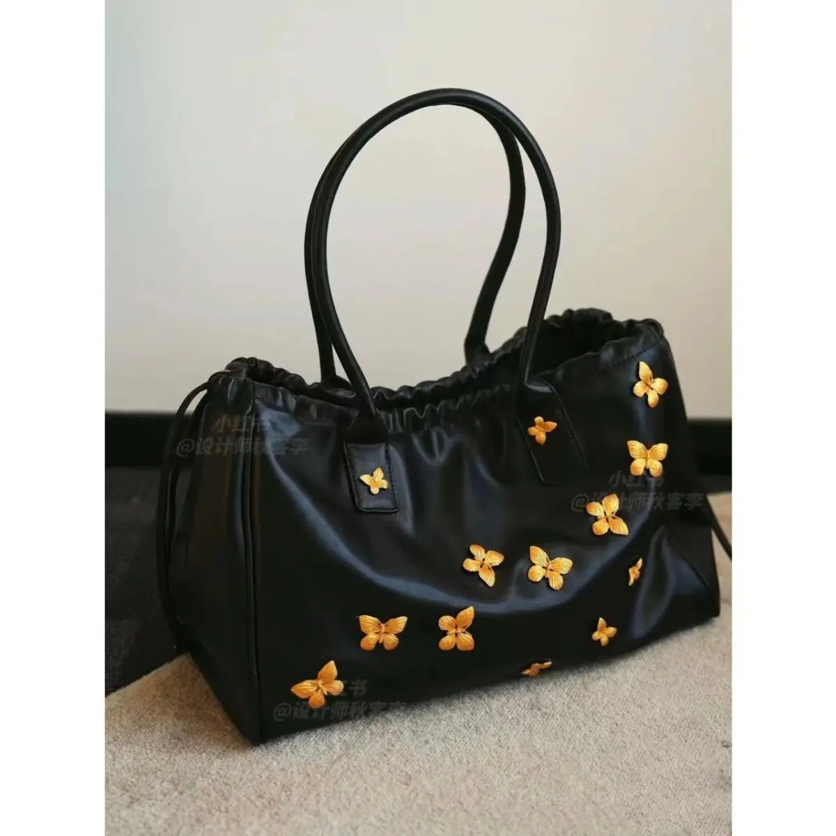 2023 New Versatile Soft Leather Large Capacity Drawstring Tote Bag for Women Fashion Design Metal Butterfly Trendy Shoulder Bag
2023 New Versatile Soft Leather Large Capacity Drawstring Tote Bag for Women Fashion Design Metal Butterfly Trendy Shoulder Bag