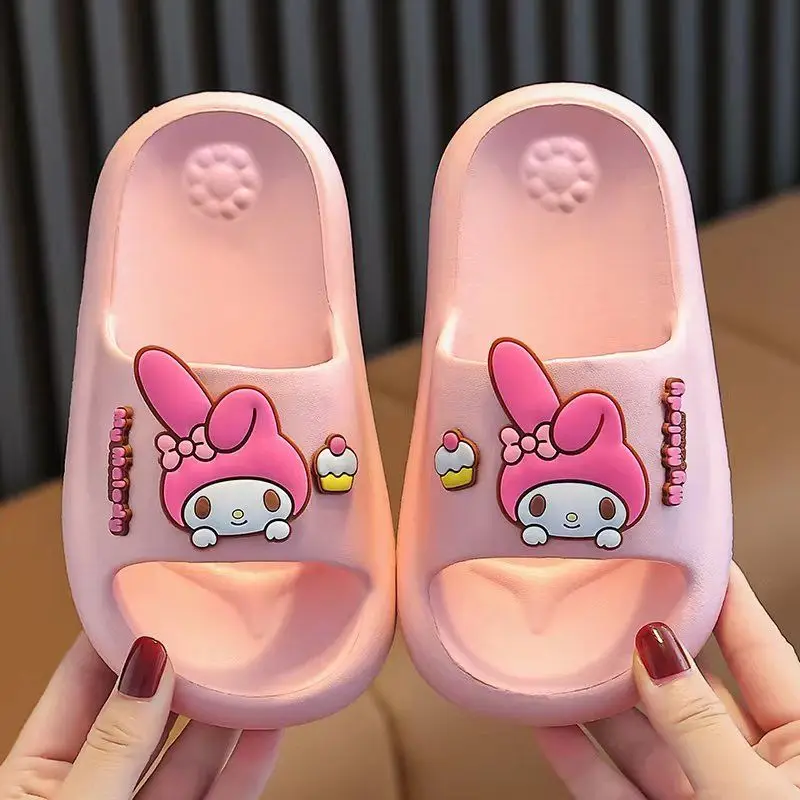 Летние Тапочки Sanrio Kuromi, удобные домашние шлепанцы с аниме рисунком My Melody, с мягкой подошвой, милые Мультяшные шлепанцы, оптовая продажа, новый стиль
Летние Тапочки Sanrio Kuromi, удобные домашние шлепанцы с аниме рисунком My Melody, с мягкой подошвой, милые Мультяшные шлепанцы, оптовая продажа, новый стиль