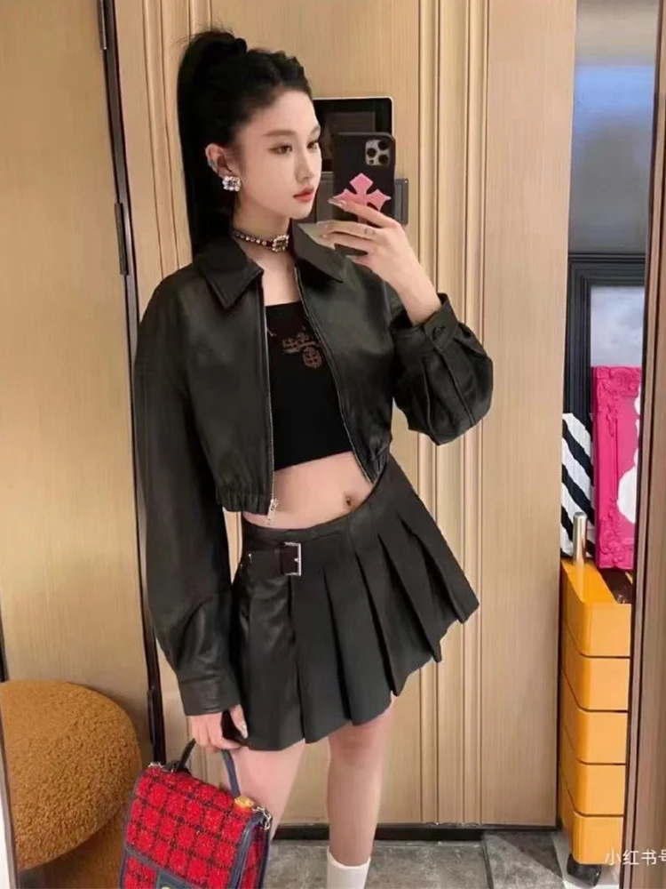 Autumn new leather short coat long sleeve zipper jacket two-piece high waist pleated pendulum overskirt fashion women's suit.
Autumn new leather short coat long sleeve zipper jacket two-piece high waist pleated pendulum overskirt fashion women's suit.