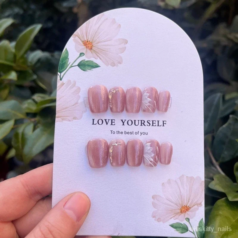 Nailover Short Ladder a Pure Desire Cat Eye Simple Hand-Painted Small Flower Daily press-on nails fal-on for fingers
Nailover Short Ladder a Pure Desire Cat Eye Simple Hand-Painted Small Flower Daily press-on nails fal-on for fingers