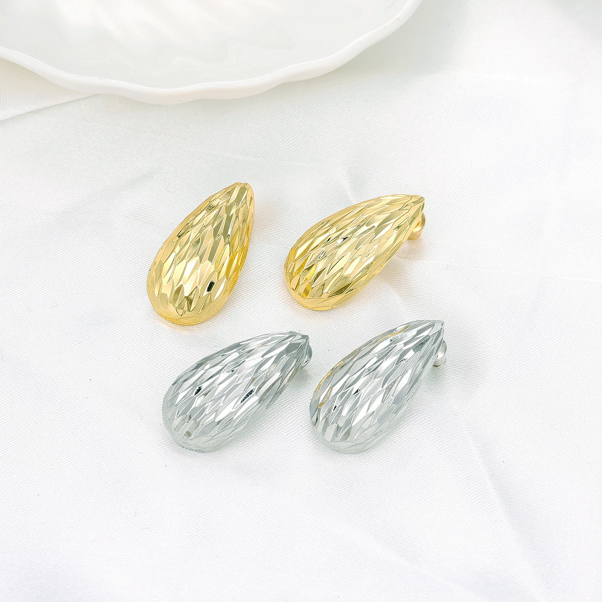 Classic Fashion Irregular Stripes C shape Stud Earrings for Women Simple Advanced sense Banquet Exquisite Jewelry Birthday Gift
Classic Fashion Irregular Stripes C shape Stud Earrings for Women Simple Advanced sense Banquet Exquisite Jewelry Birthday Gift