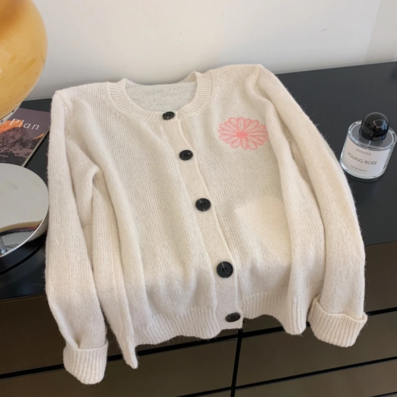 White Winter Autumn Women Round Neck Cardigans Cozy Cashmere Top Knitted Outerwear Long Sleeve Embroidery NEW High Qualit
White Winter Autumn Women Round Neck Cardigans Cozy Cashmere Top Knitted Outerwear Long Sleeve Embroidery NEW High Qualit