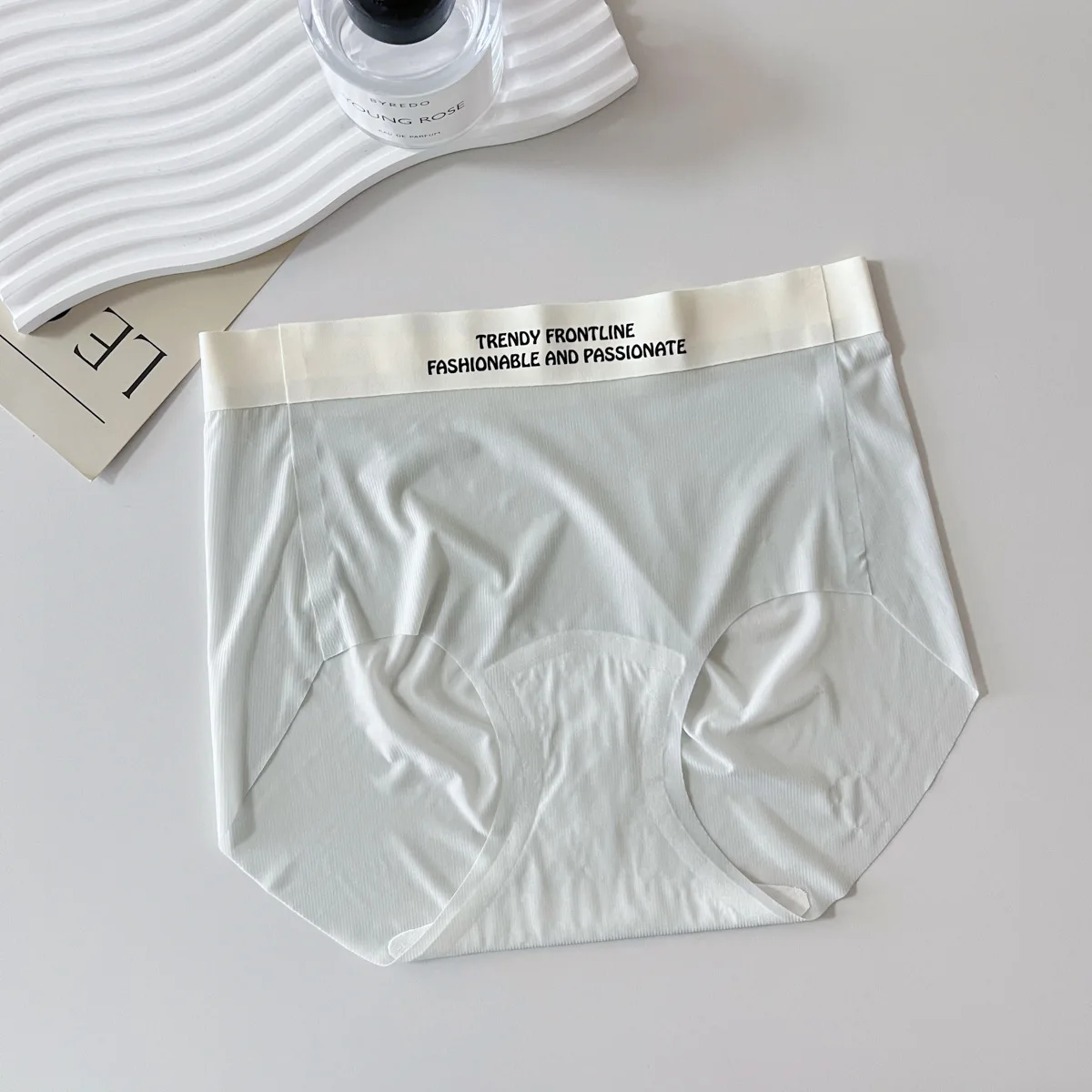 Nude Retro Light And Traceless Ice Silk Quick-drying Peach Buttocks 7A Bacteriostatic Crotch Panties Women's Middle High Waist
Nude Retro Light And Traceless Ice Silk Quick-drying Peach Buttocks 7A Bacteriostatic Crotch Panties Women's Middle High Waist