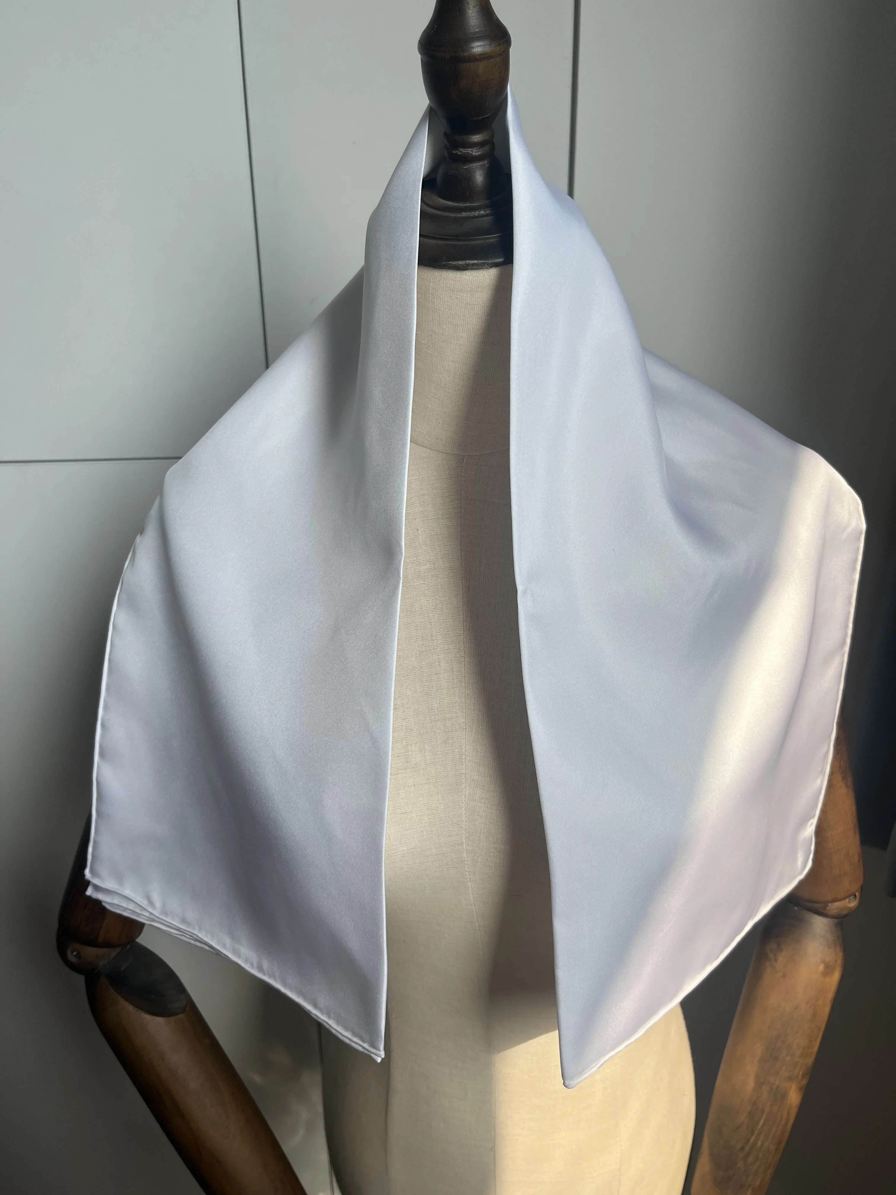 2024 solid white 100% silk twill scarf 16MM top quality silk wrap head scarf neck scarf for women lady gift
2024 solid white 100% silk twill scarf 16MM top quality silk wrap head scarf neck scarf for women lady gift