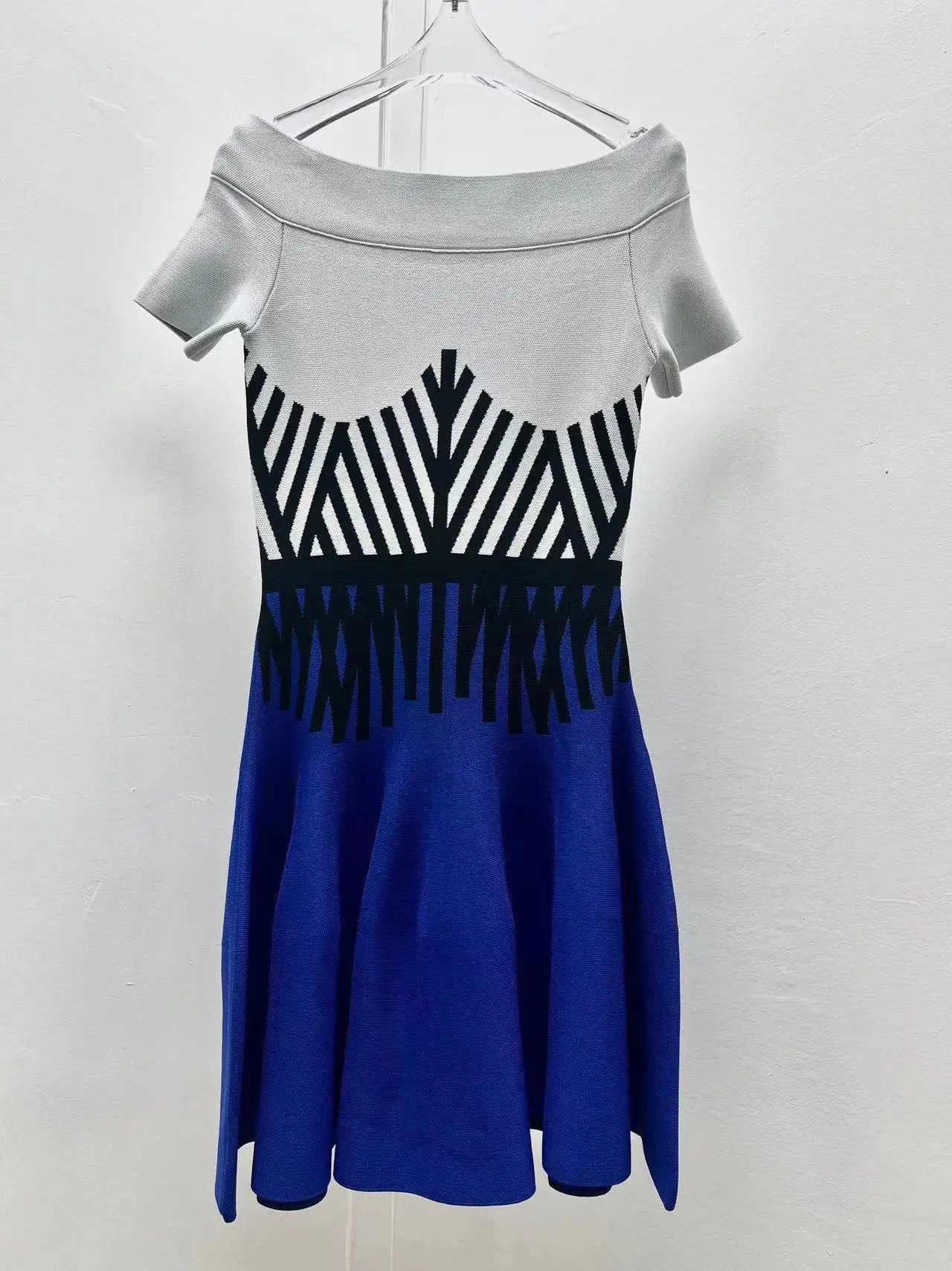 2022 Summer Women's Runway Designer Vintage Mini Knit Dress Color Patchwork Shot Sleeve Slash Neck High Quality Dresses
2022 Summer Women's Runway Designer Vintage Mini Knit Dress Color Patchwork Shot Sleeve Slash Neck High Quality Dresses