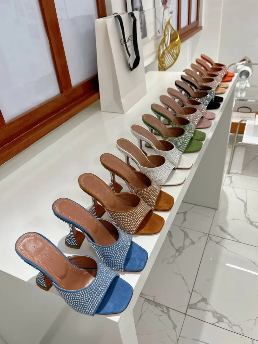 Amina Muaddi Lupita Crystal Satin mules satin open square toe Slip-on fluted sculptural high-heeled slippers thin-heeled slipper
Amina Muaddi Lupita Crystal Satin mules satin open square toe Slip-on fluted sculptural high-heeled slippers thin-heeled slipper