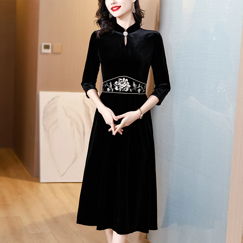 2023 New Fashion Qipao Dress Women's Autumn Versatile Black Standing Neck Velvet Dress Improved Qipao Loose Fit Holiday Vesidos
2023 New Fashion Qipao Dress Women's Autumn Versatile Black Standing Neck Velvet Dress Improved Qipao Loose Fit Holiday Vesidos