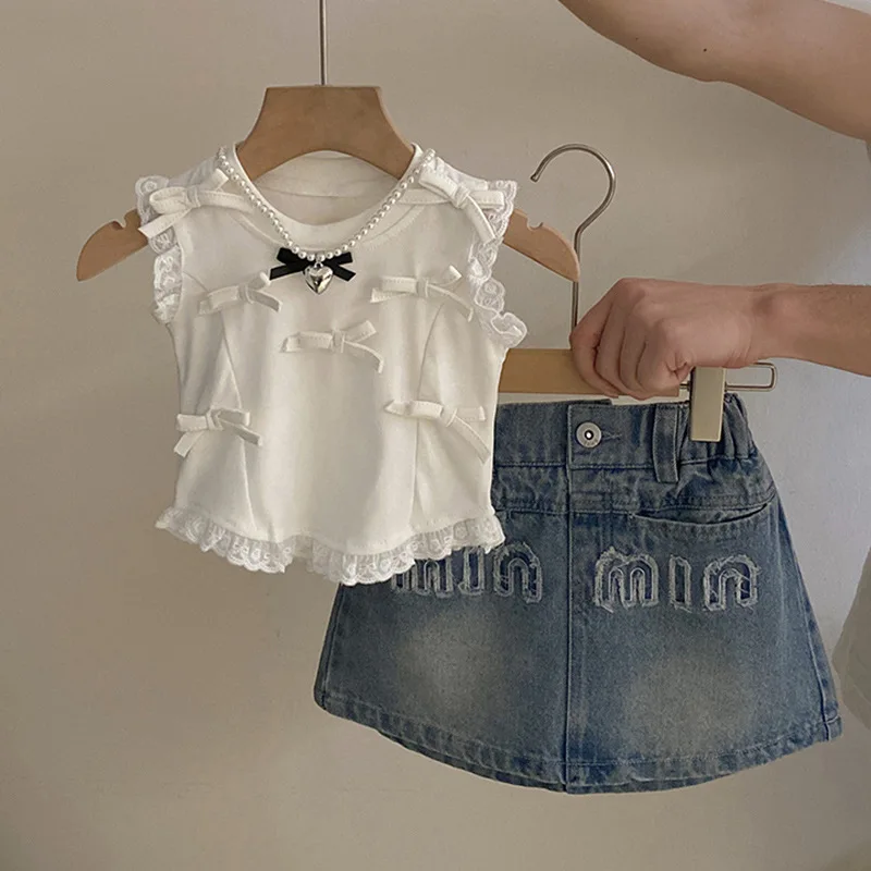2024 Summer Korea Girls Clothes Set Lace Top 2024 Bow Fashionable Top Letter Denim Skirt Two Piece Set Girls Clothes
2024 Summer Korea Girls Clothes Set Lace Top 2024 Bow Fashionable Top Letter Denim Skirt Two Piece Set Girls Clothes