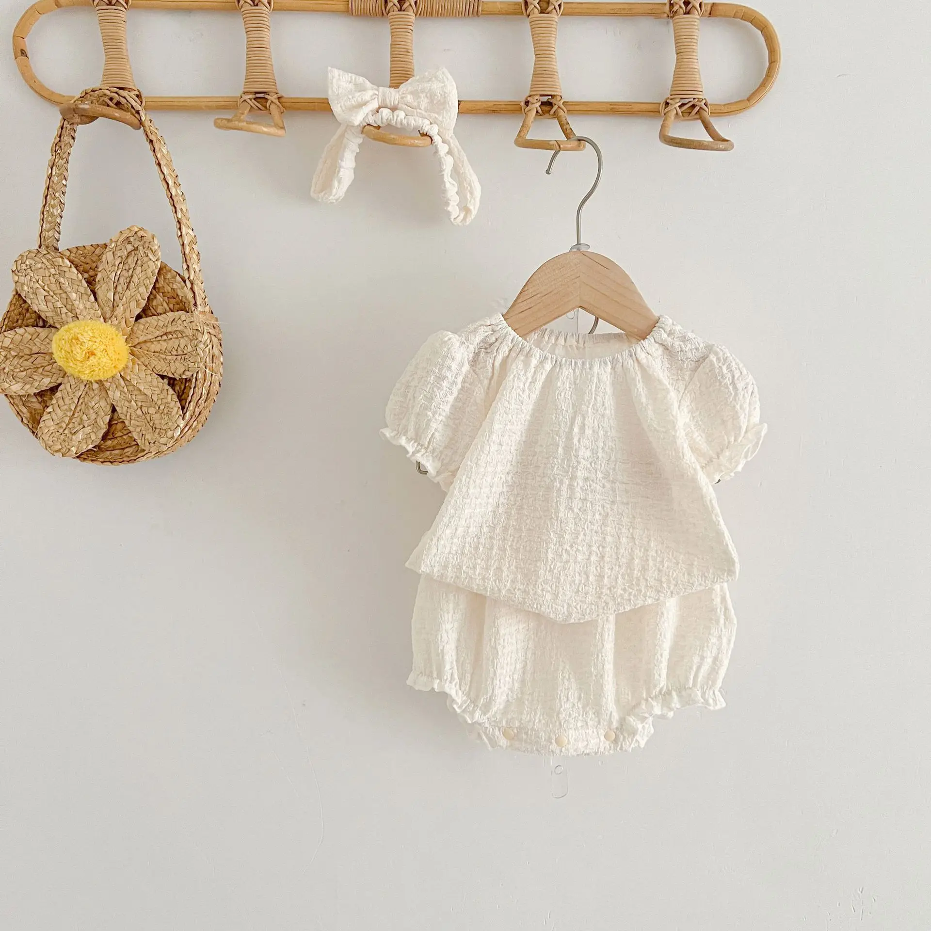 Kids Girl Cute Puff Sleeves T-shirt Thin Simple Pullover Tops And Loose Cotton Shorts Girls Fashion Boutique Suit+ Bow Hair Ties
Kids Girl Cute Puff Sleeves T-shirt Thin Simple Pullover Tops And Loose Cotton Shorts Girls Fashion Boutique Suit+ Bow Hair Ties