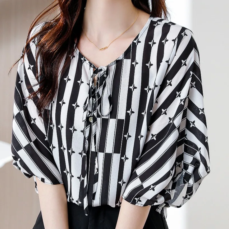 

2024 Summer New Pullover Tied V-Neck Fashion Splicing Print Batwing Sleep Casual Loose Versatile Temperament Short Sleeved Shirt