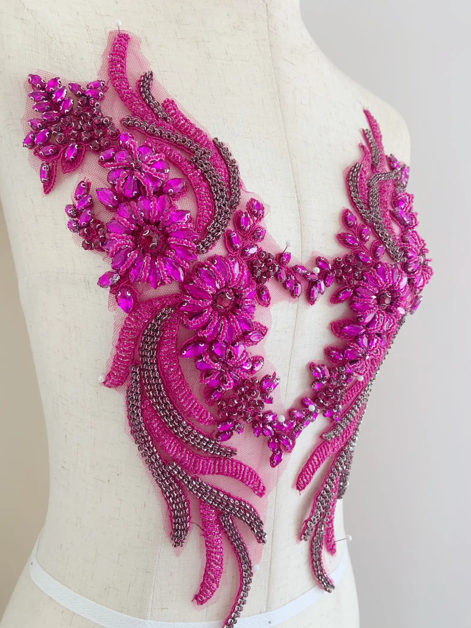 Sewing Rhinestones Applique Haute Couture Hot Pink Crystal Bodice Patch Heavy Rhinestone Appliques For Bridal
Sewing Rhinestones Applique Haute Couture Hot Pink Crystal Bodice Patch Heavy Rhinestone Appliques For Bridal