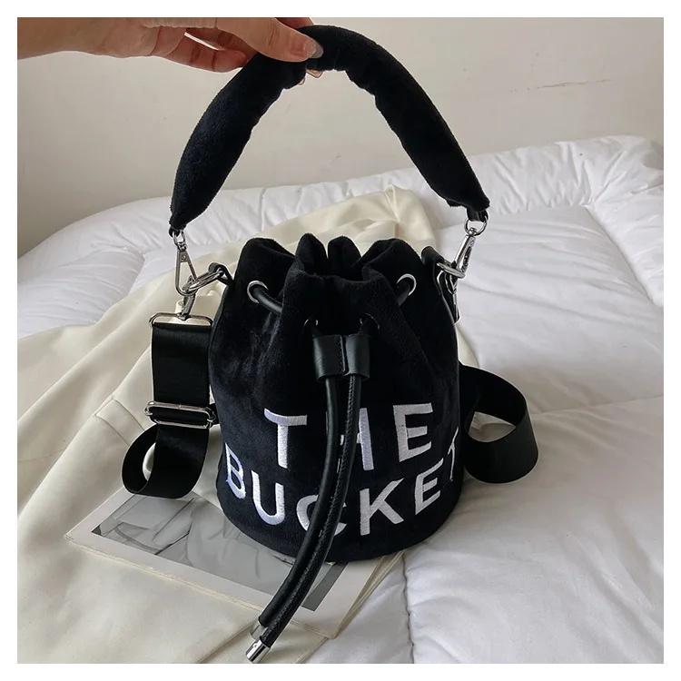 Luxury Design Winter Brand 2023 Women Handbag Plush Bucket Mini Bag Painting Design Casual Shoulder Bag Gift for Lady
Luxury Design Winter Brand 2023 Women Handbag Plush Bucket Mini Bag Painting Design Casual Shoulder Bag Gift for Lady