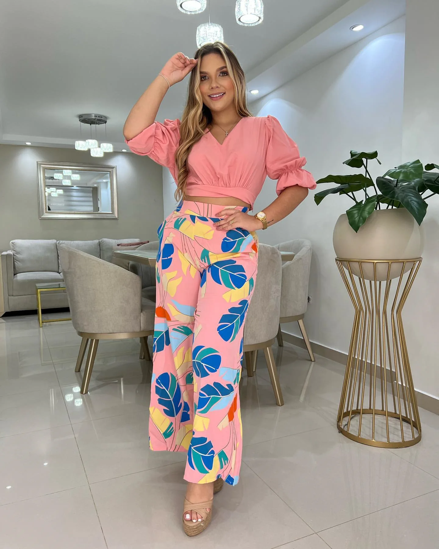 2022 Women Summer new Two Piece Suit Women Fashion V-neck Blouse and Print Wide-leg Long Pants Casual Set
2022 Women Summer new Two Piece Suit Women Fashion V-neck Blouse and Print Wide-leg Long Pants Casual Set