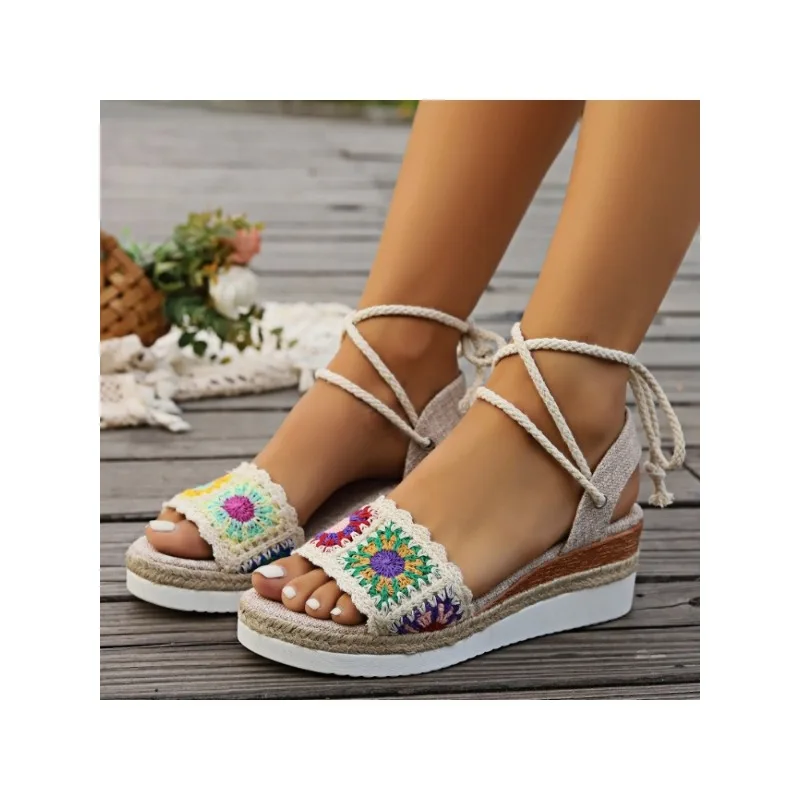 Сандалии на танкетке женские, летние универсальные туфли на платформе с подсолнухом для маленьких людей, модные туфли на высоком каблуке
Сандалии на танкетке женские, летние универсальные туфли на платформе с подсолнухом для маленьких людей, модные туфли на высоком каблуке