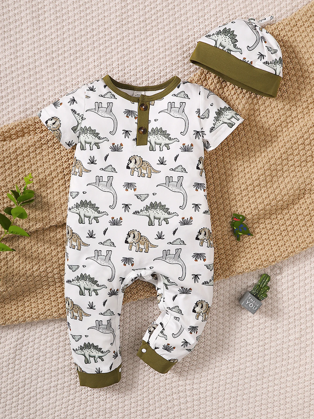Autumn and Winter Home Baby Jumpsuit, Dinosaur Pattern, Short Sleeved Long Pants Crawling Suit+Hat Set, Suitable for 3-24M
Autumn and Winter Home Baby Jumpsuit, Dinosaur Pattern, Short Sleeved Long Pants Crawling Suit+Hat Set, Suitable for 3-24M