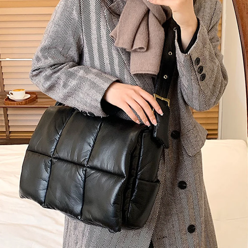Overlarge Quilted Women Shoulder Bag Designer Padded Crossbody Bags for Women Luxury Cotton Pad Handbags and Purses Square Bags
Overlarge Quilted Women Shoulder Bag Designer Padded Crossbody Bags for Women Luxury Cotton Pad Handbags and Purses Square Bags