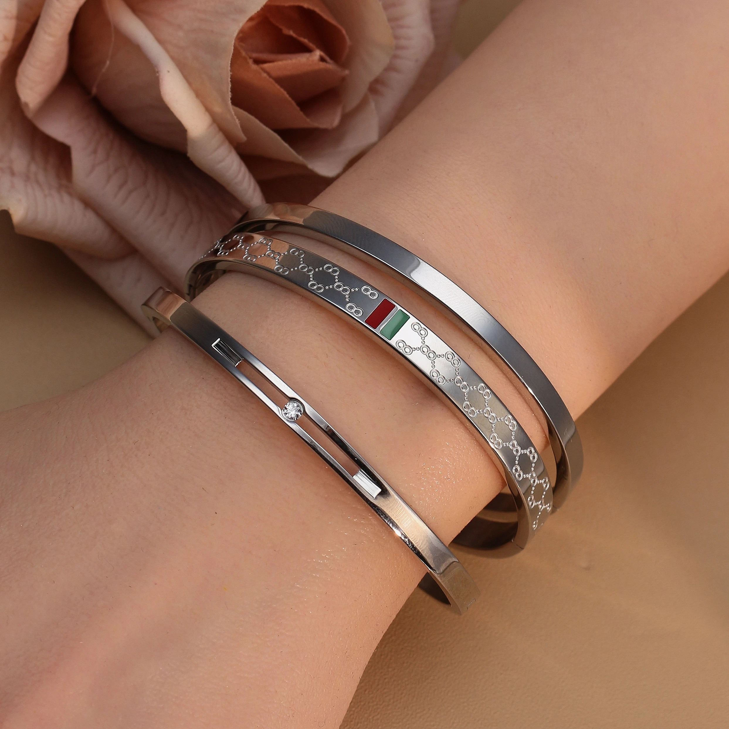 18 K Gold Plated Stainless Steel 55 MM Red/Green Bangles , Fashionable Jewelry For Men And Women Wholesale 18 K Gold Plated Stainless Steel 55 MM Red/Green Bangles , Fashionable Jewelry For Men And Women Wholesale