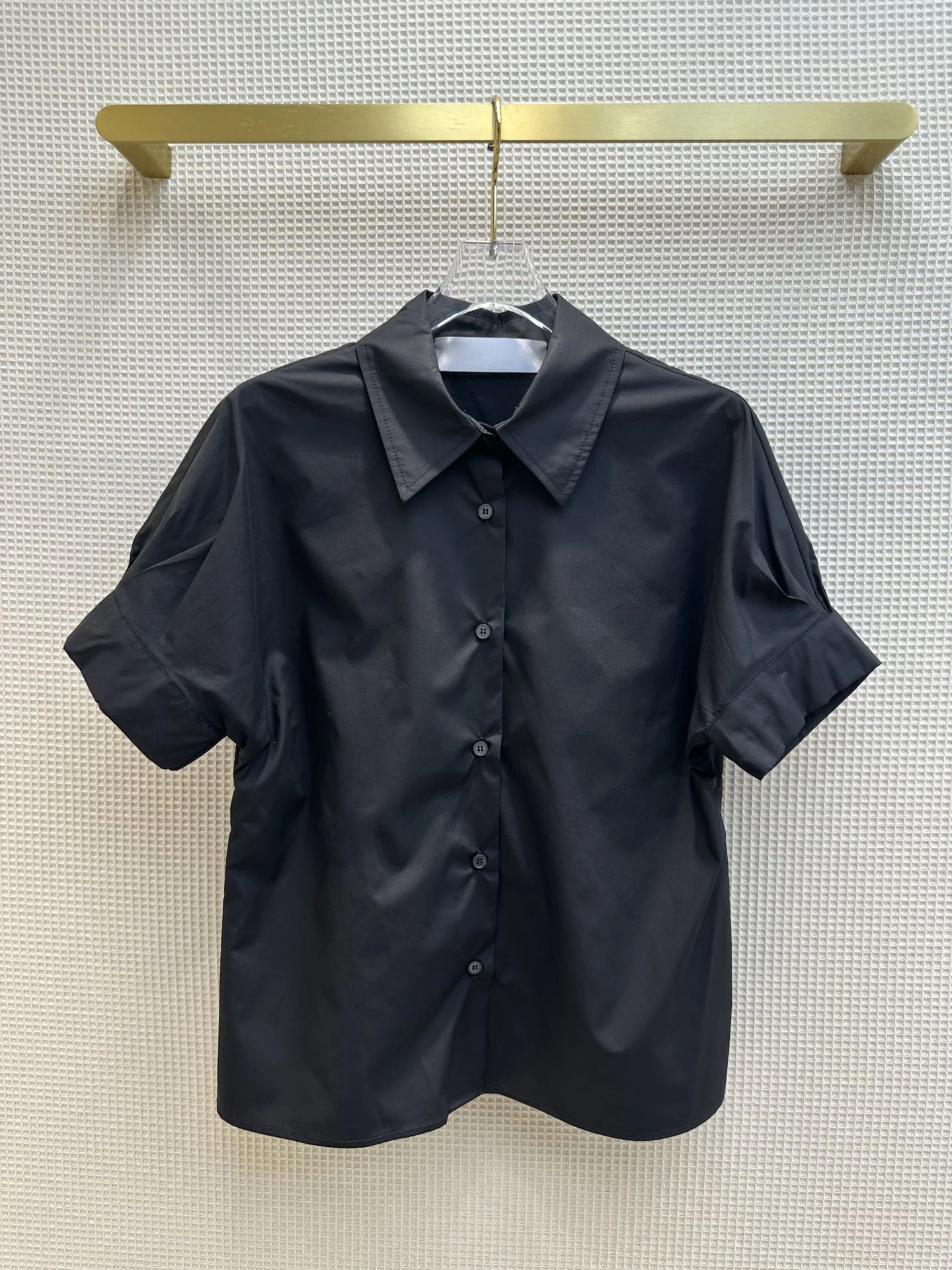 

2023Short-sleeved lapel shirts are so trendy that the fried shirt drop shoulder version doesn't show shoulder width at all719