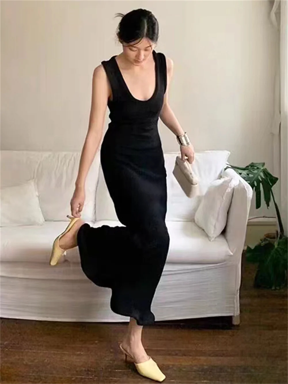 Women Sleeveless Texture U-Neck Long Sling Dress 2023 Summer New Female Slim Wrap Sexy Curved Hem Black Robe
Women Sleeveless Texture U-Neck Long Sling Dress 2023 Summer New Female Slim Wrap Sexy Curved Hem Black Robe