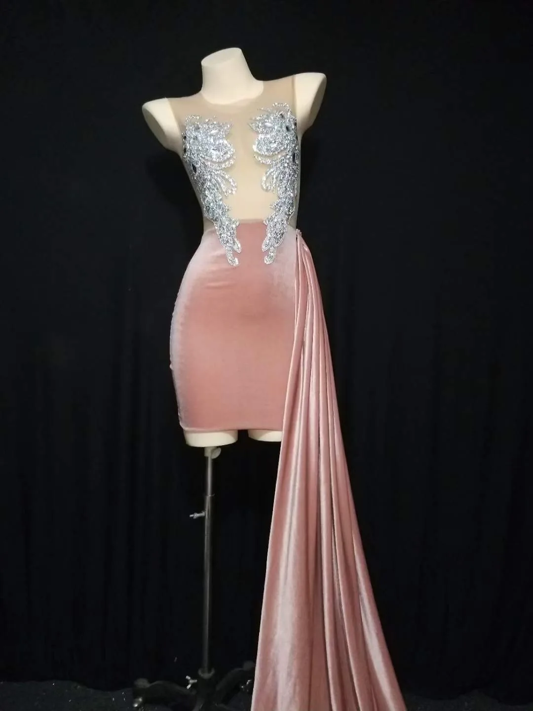 Nude Perspective Shining Sequins Sexy Pink Swan Velvet Women Dress Long Trailing Evening Wedding Clothing Prom Stage Costumes
Nude Perspective Shining Sequins Sexy Pink Swan Velvet Women Dress Long Trailing Evening Wedding Clothing Prom Stage Costumes