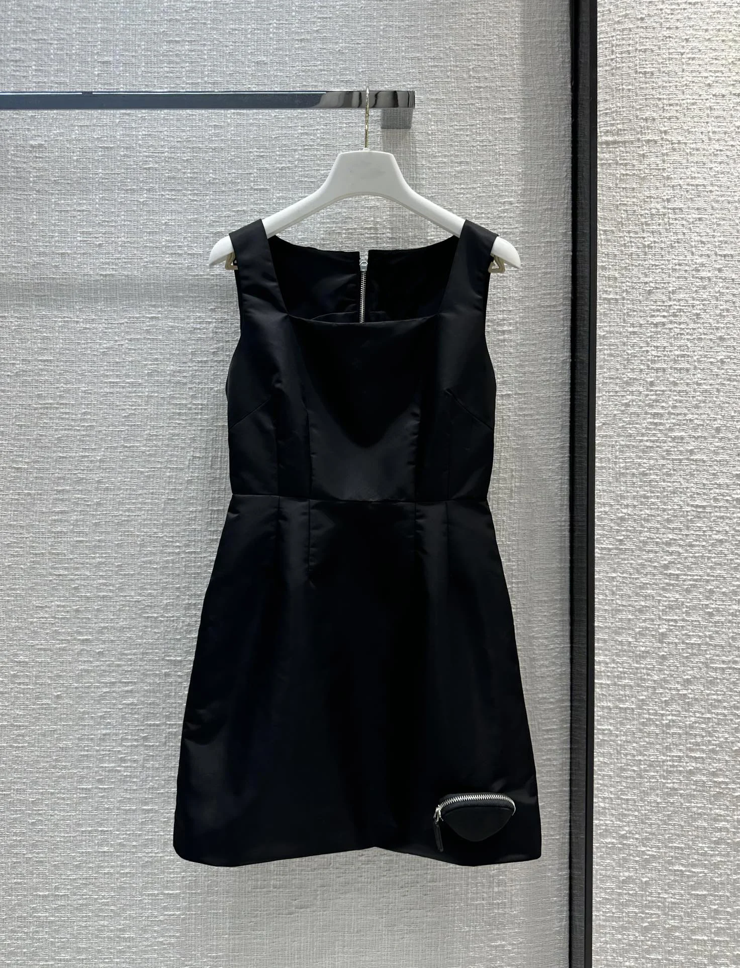 Early autumn new nylon little black dress, using nylon fabric texture three-dimensional
Early autumn new nylon little black dress, using nylon fabric texture three-dimensional