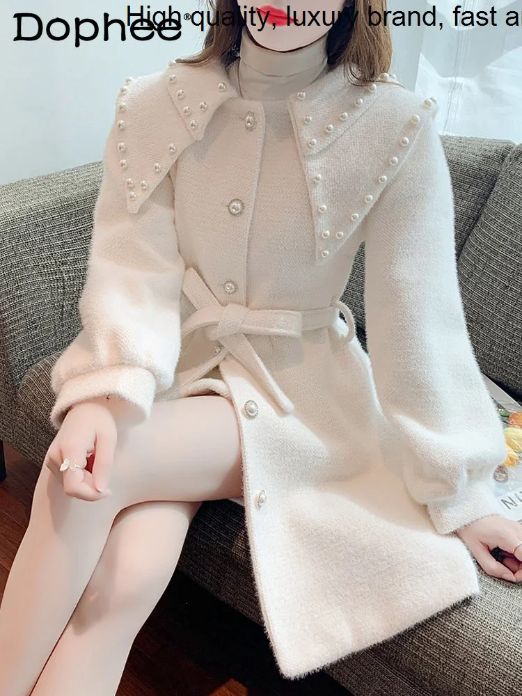 New Autumn 2023 Winter Woolen Women Chic Beaded Doll Collar Lace Up Overcoat Fashion Sweet Pink Mid-Length Wool Trench Coat 
New Autumn 2023 Winter Woolen Women Chic Beaded Doll Collar Lace Up Overcoat Fashion Sweet Pink Mid-Length Wool Trench Coat
