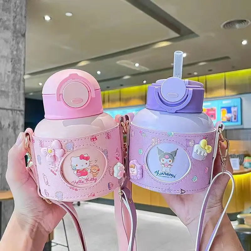 Sanrios аниме Kitty Kuromi Cinnamoroll Милая большая емкость чашка для воды мультяшная портативная теплосохраняющая соломенная чашка детские подарки
Sanrios аниме Kitty Kuromi Cinnamoroll Милая большая емкость чашка для воды мультяшная портативная теплосохраняющая соломенная чашка детские подарки
