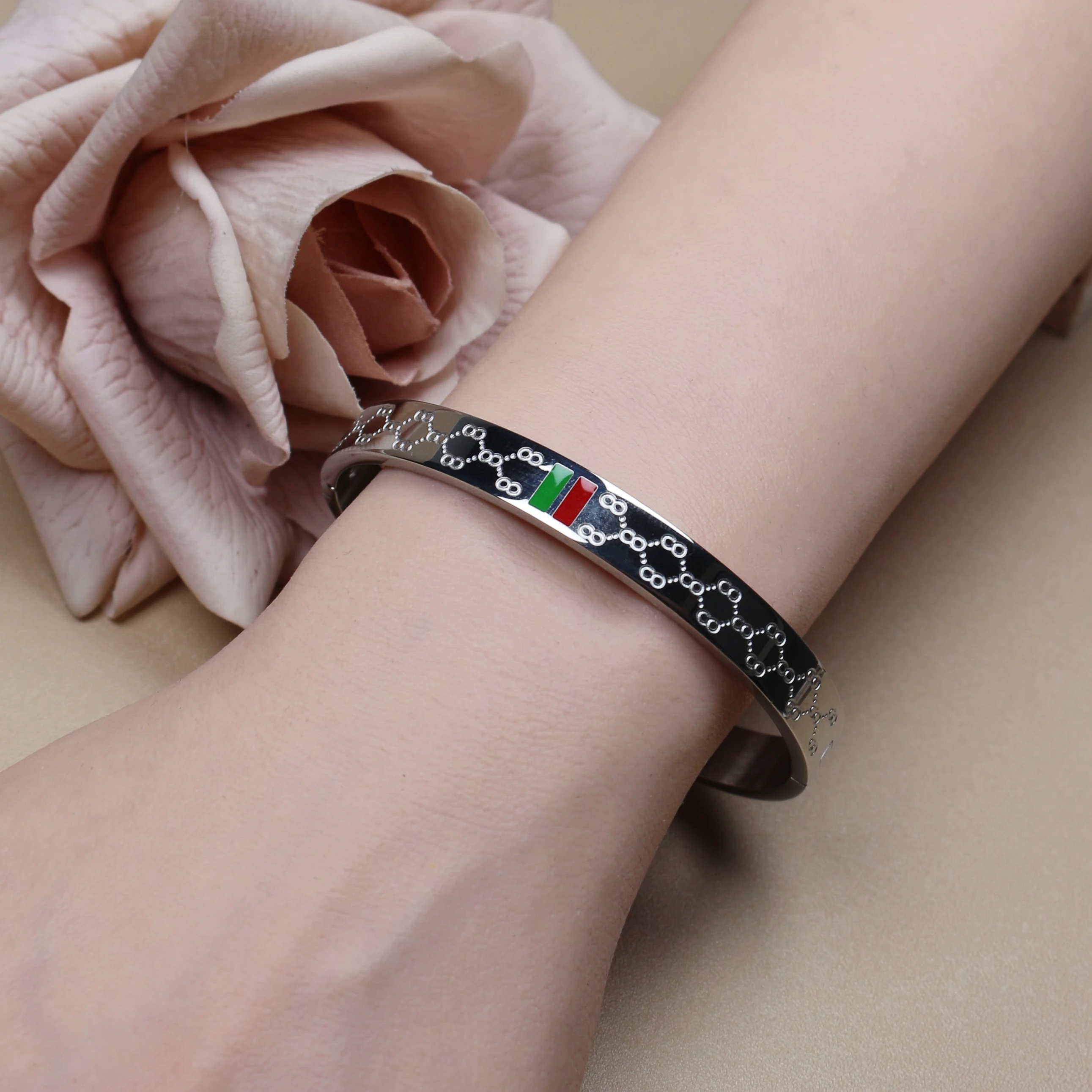 18 K Gold Plated Stainless Steel 55 MM Red/Green Bangles , Fashionable Jewelry For Men And Women Wholesale 18 K Gold Plated Stainless Steel 55 MM Red/Green Bangles , Fashionable Jewelry For Men And Women Wholesale