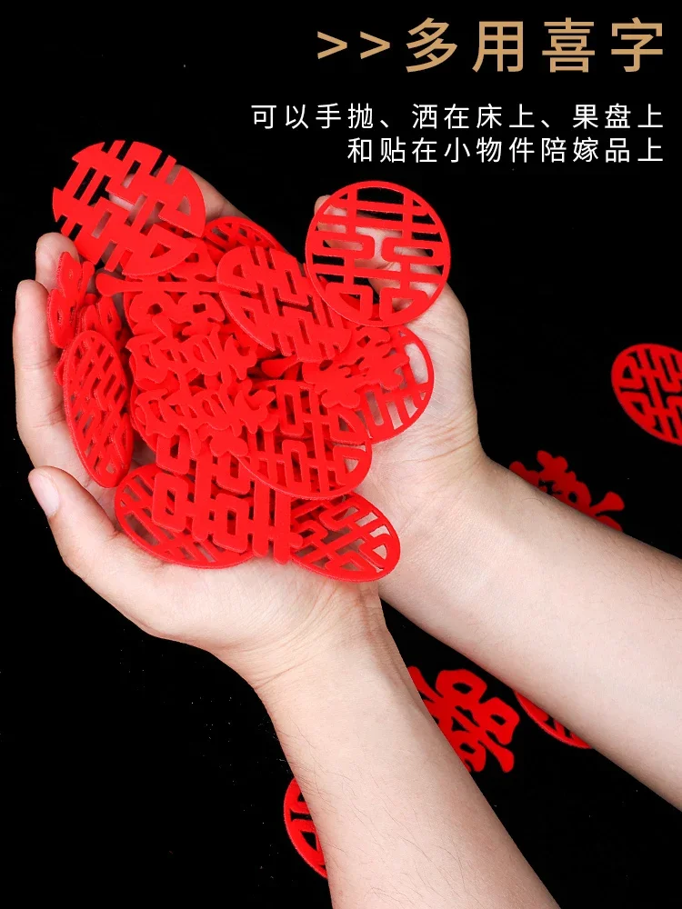 Фонарик бросает немного радости на кровать 
Фонарик бросает немного радости на кровать