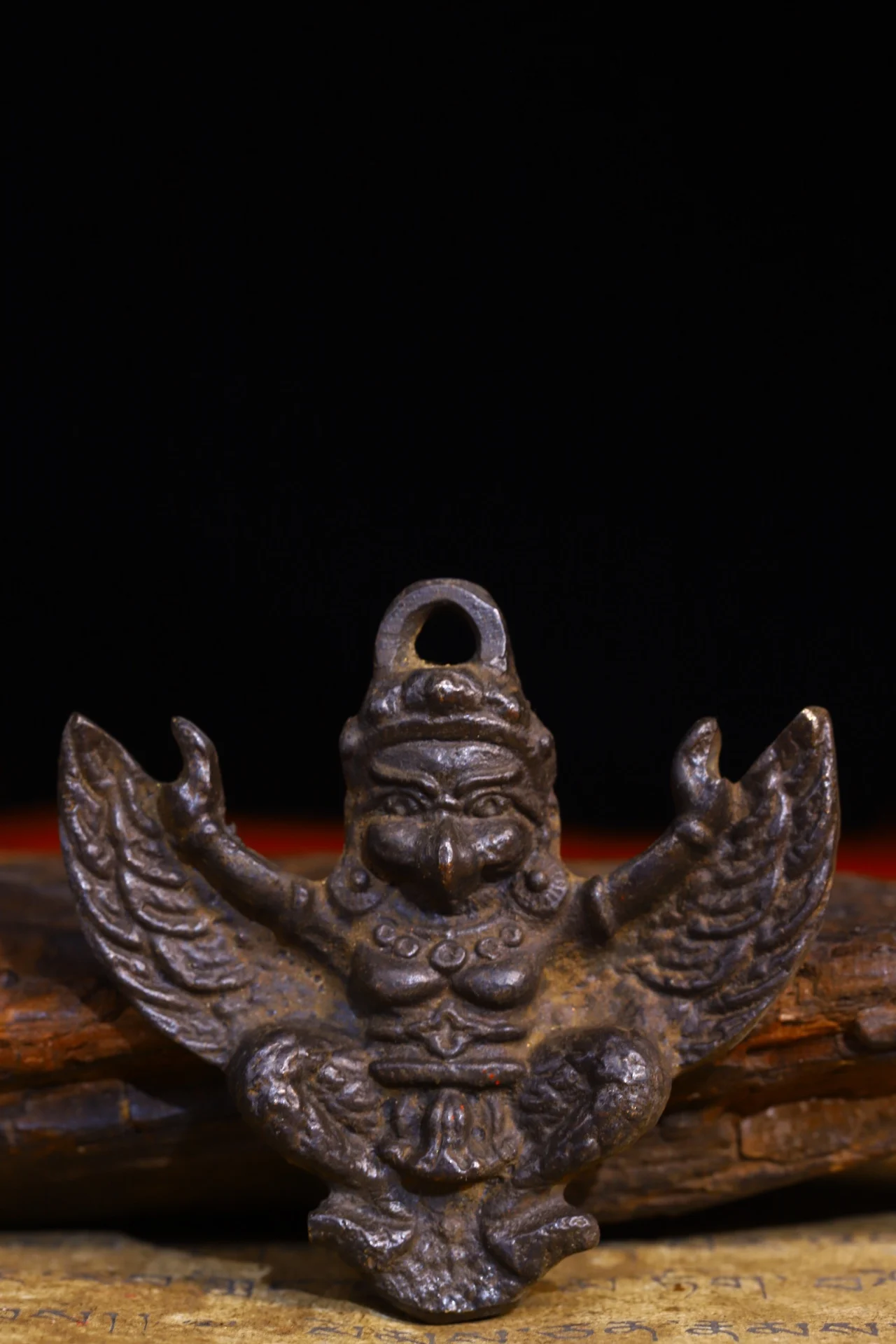 3"Tibet Temple Collection Old Bronze Garuda Dhwaja supanna Buddha Plaque Pendant Amulet Dharma Town house Exorcism
3"Tibet Temple Collection Old Bronze Garuda Dhwaja supanna Buddha Plaque Pendant Amulet Dharma Town house Exorcism