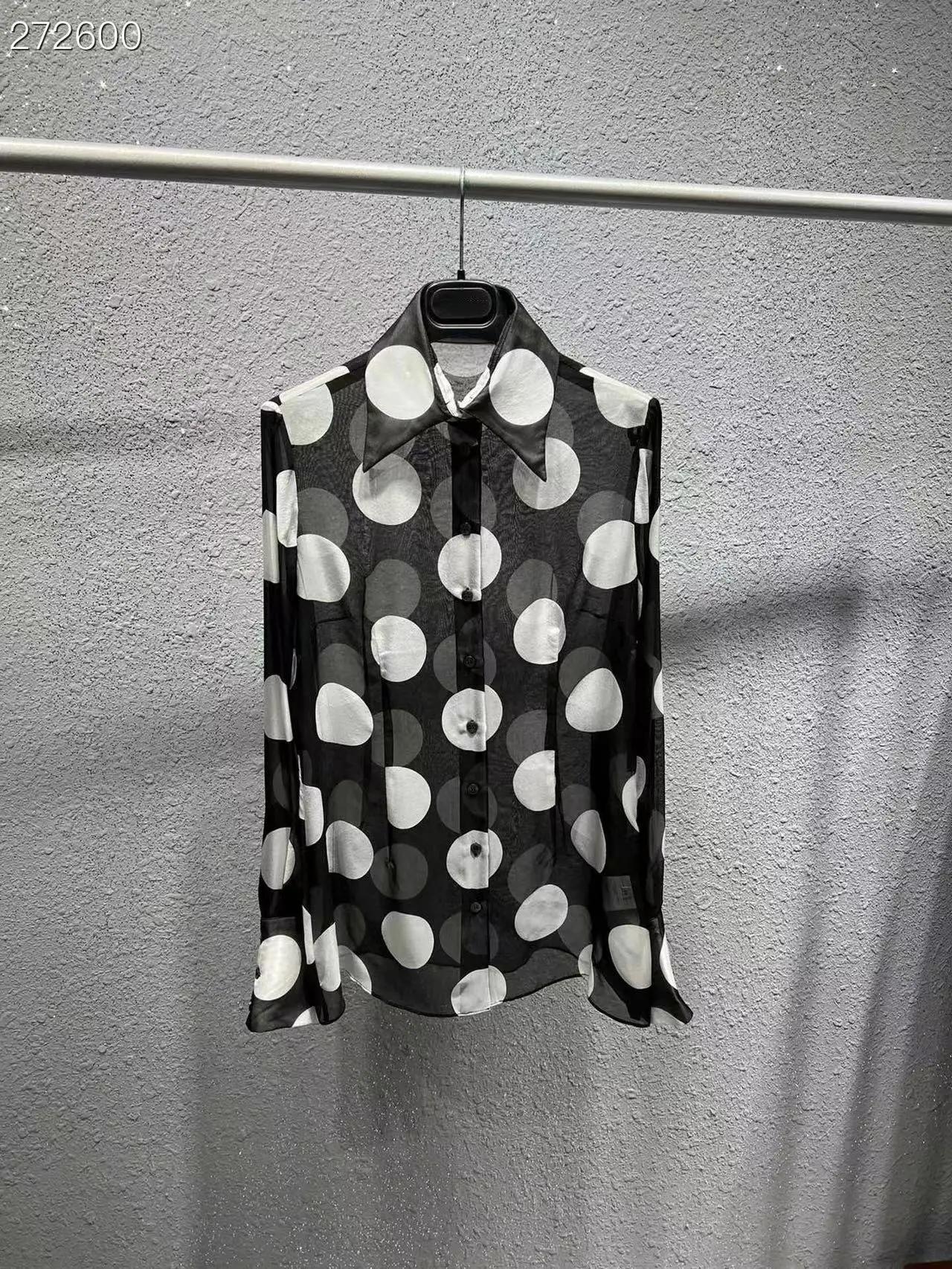 Fashion Luxury Blouse 2022 Summer Spring New Design Women Runway Dot Print High Quality Silk Single Breasted Black Blouse
Fashion Luxury Blouse 2022 Summer Spring New Design Women Runway Dot Print High Quality Silk Single Breasted Black Blouse