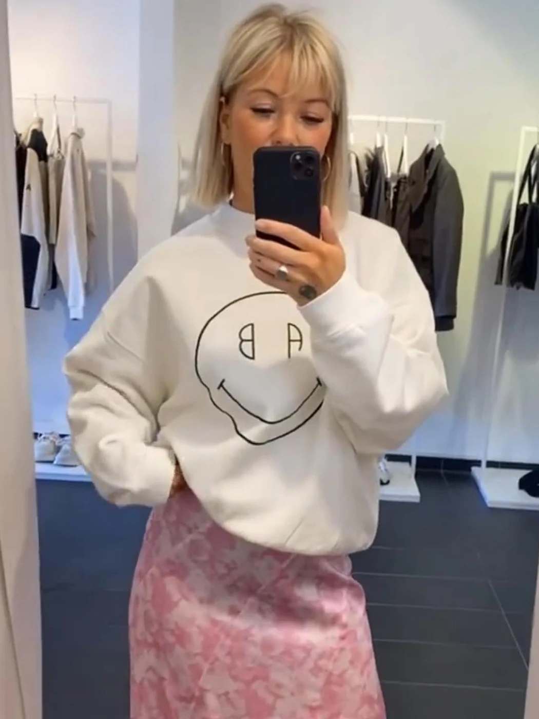 2023 Spring Autumn White Sweatshirts O-Neck Long Sleeve Women Sweatshirt Tops Pullover Cotton Chic Graphic Casual Sweatshirts
2023 Spring Autumn White Sweatshirts O-Neck Long Sleeve Women Sweatshirt Tops Pullover Cotton Chic Graphic Casual Sweatshirts