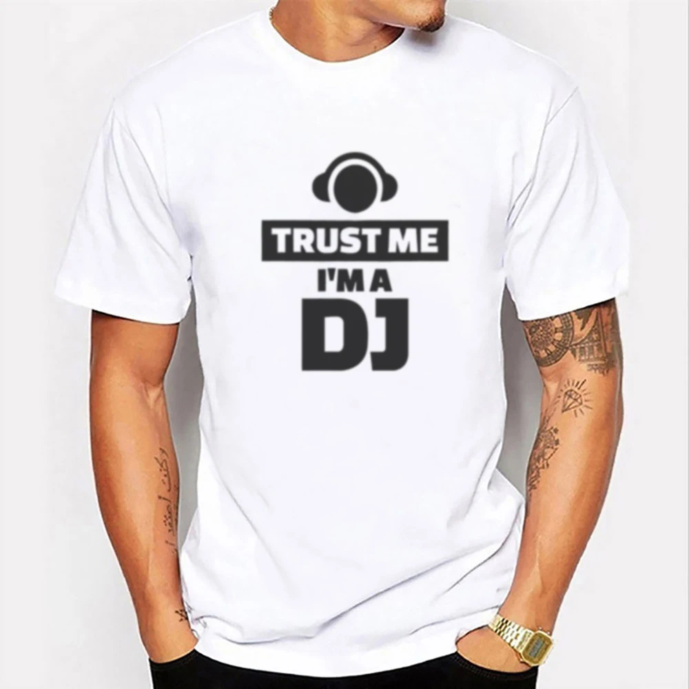 Мужская футболка с коротким рукавом, круглым вырезом и принтом надписи Trust Me I'm A Dj
Мужская футболка с коротким рукавом, круглым вырезом и принтом надписи Trust Me I'm A Dj