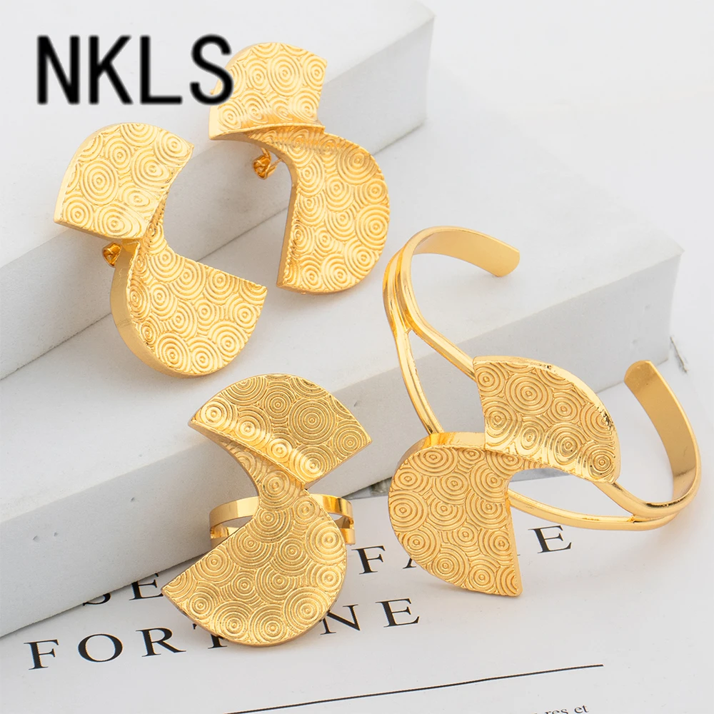

18K Gold Color Luxury Jewelry Set for Women Dubai African Fashion Clip Earrings Cuff Bangle with Ring Set Wedding Party Gift