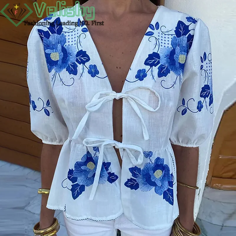 Женский короткий топ с цветочным принтом, свободная блузка с V-образным вырезом, бантом и оборками в уличном стиле 
Женский короткий топ с цветочным принтом, свободная блузка с V-образным вырезом, бантом и оборками в уличном стиле
