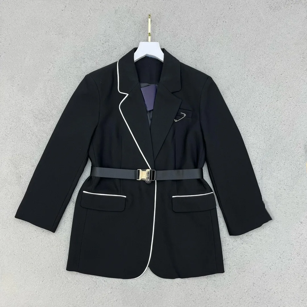2023 New Triangle Elevation Quality Small Suit Women's Fashion Suit Black Large Pocket Nylon Belt Women's Coat
2023 New Triangle Elevation Quality Small Suit Women's Fashion Suit Black Large Pocket Nylon Belt Women's Coat