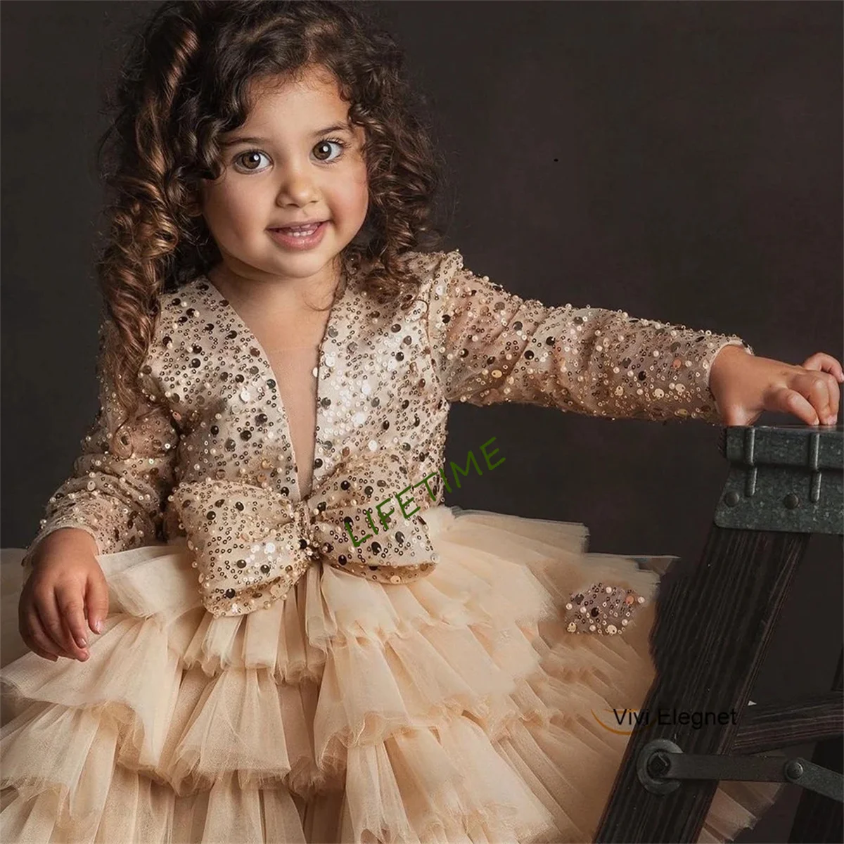 

Champagne V Neck Flower Girls Dresses with Sequined 2023 Summer New Tiered Full Sleeve Christmas Gowns فلور فتاة اللباس