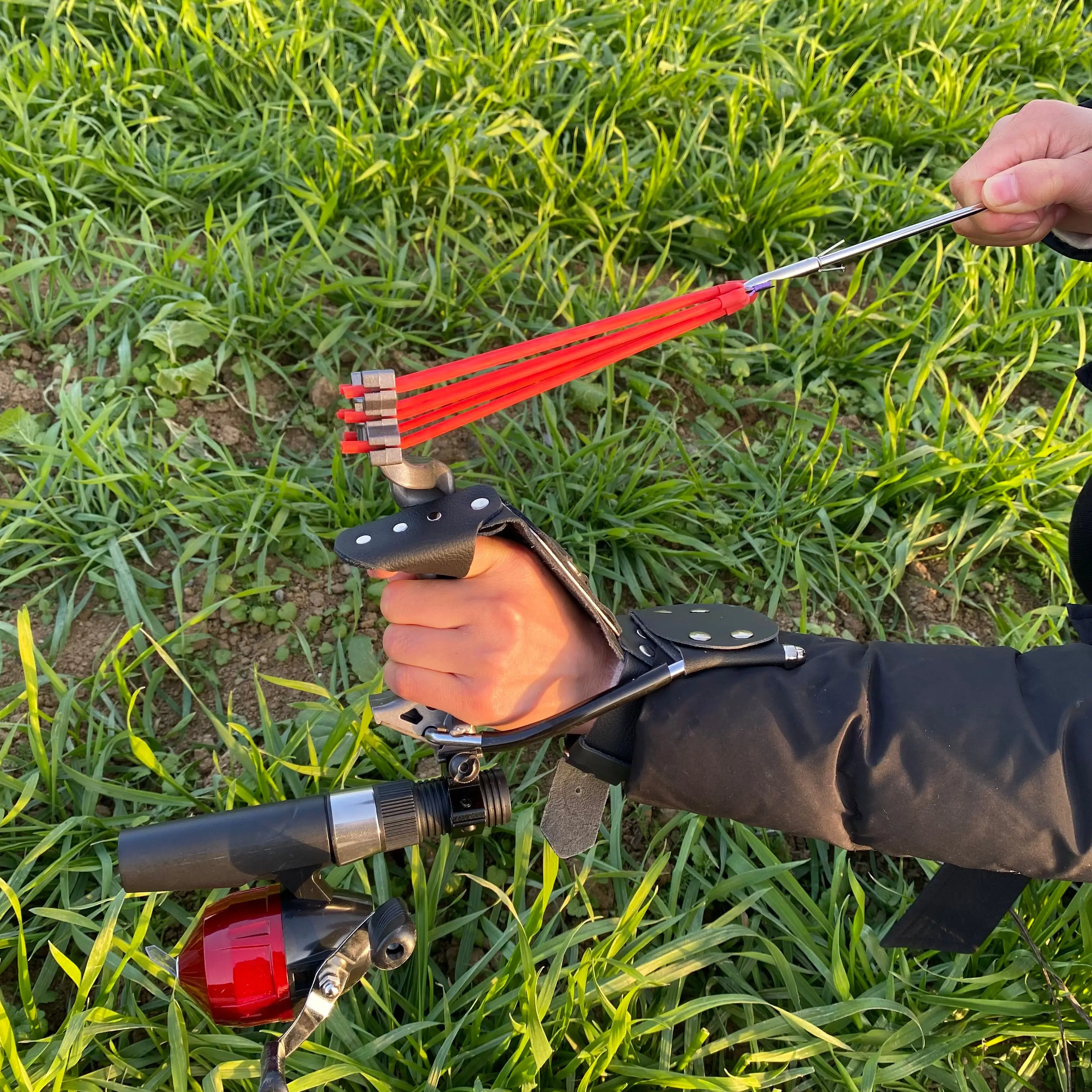 Professional Shoot Fish Slingshot Set Fishing Reel+Darts Protective Gloves Fish Rubber Band Outdoor Hunting Shooting Sports Tool 
Professional Shoot Fish Slingshot Set Fishing Reel+Darts Protective Gloves Fish Rubber Band Outdoor Hunting Shooting Sports Tool