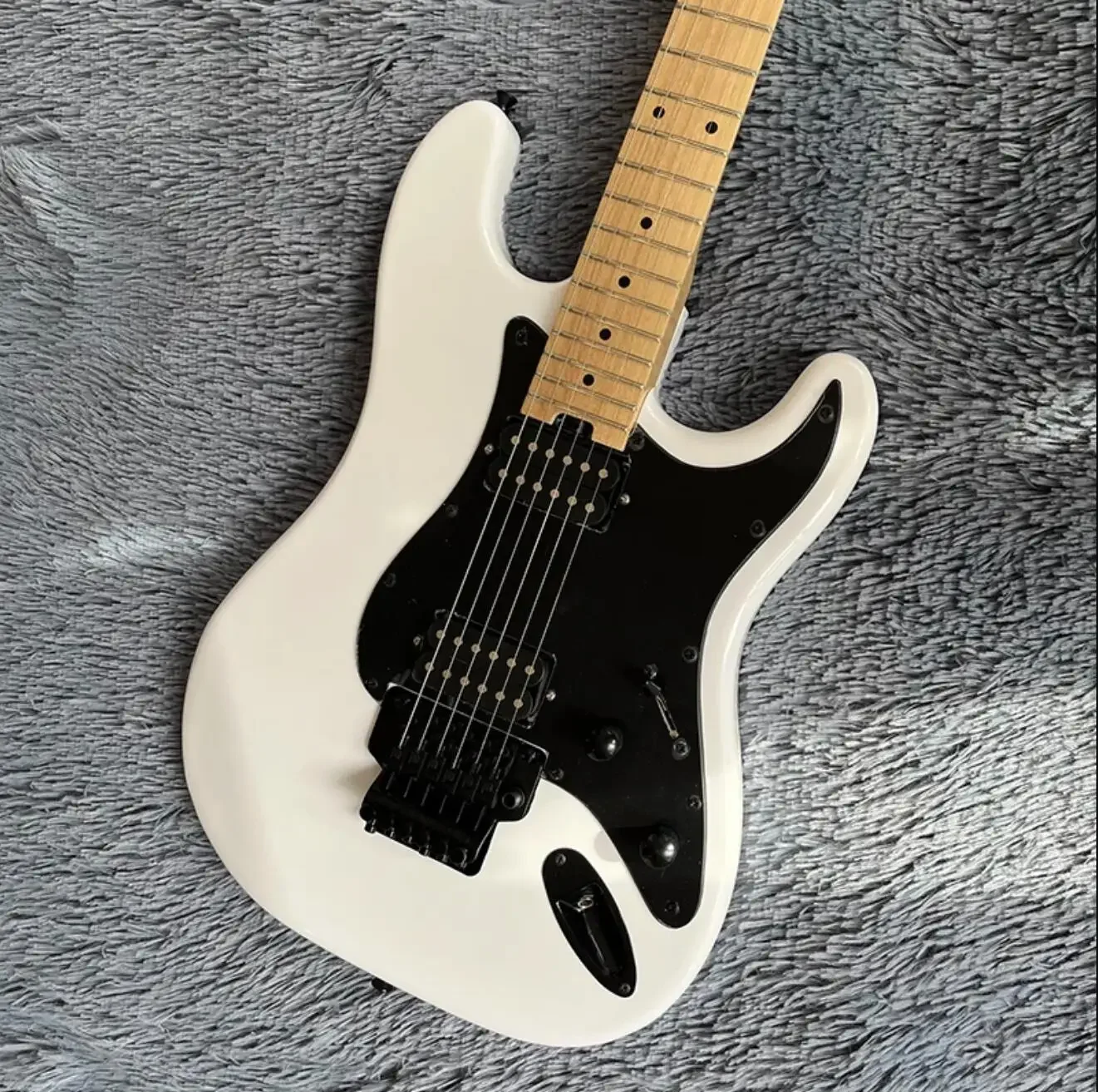 Rhxflame Charv Jake E Lee Pro-Mod So-Cal Style 1 HSS White Electric Guitar Rosewood Fretboard Tremolo Bridge Black Hardware
Rhxflame Charv Jake E Lee Pro-Mod So-Cal Style 1 HSS White Electric Guitar Rosewood Fretboard Tremolo Bridge Black Hardware