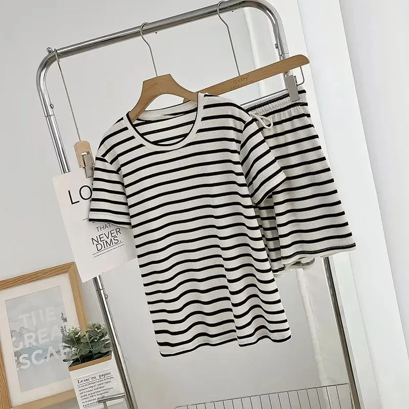 2023 Summer New Striped Shorts Set Casual Thin Short-sleeved T-shirt Elastic Waist Shorts Two Piece Set Women Loose Sports Suit
2023 Summer New Striped Shorts Set Casual Thin Short-sleeved T-shirt Elastic Waist Shorts Two Piece Set Women Loose Sports Suit