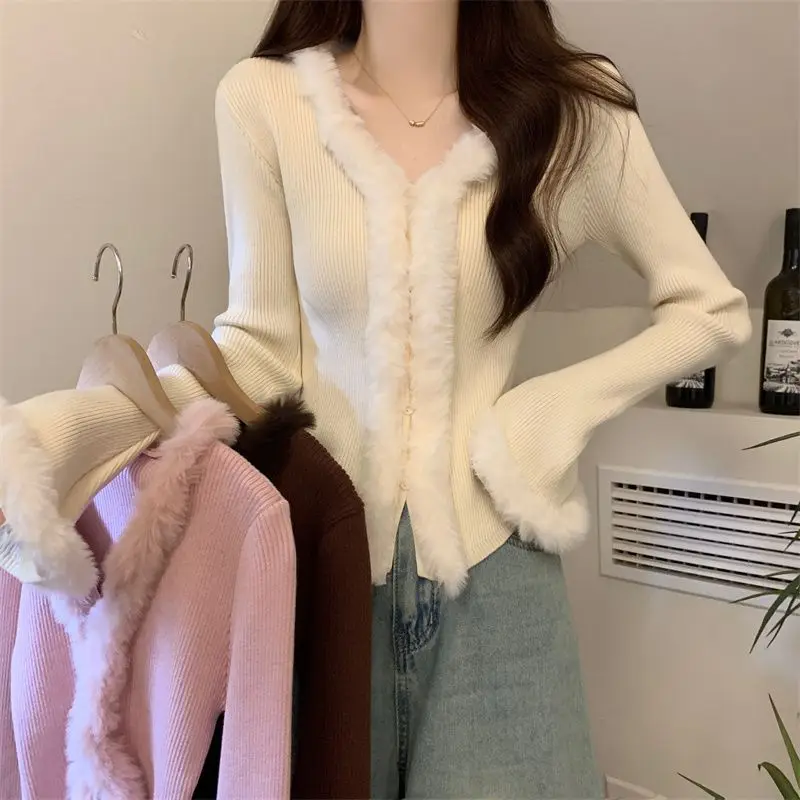 Gentle French V-neck Flared Long-sleeved Knitted Sweater Women's Design Sense Niche Cinched Waist Plush Panel Cropped Top
Gentle French V-neck Flared Long-sleeved Knitted Sweater Women's Design Sense Niche Cinched Waist Plush Panel Cropped Top